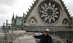 L'animateur Stéphane Bern visite le chantier de rénovation de la basilique cathédrale de Saint-Denis, en Seine-Saint-Denis, le 14 mars 2025 ( POOL / Thibaud MORITZ )