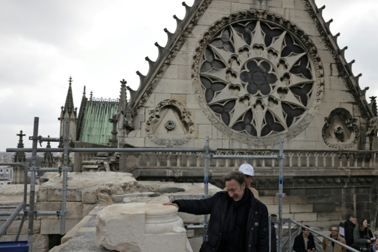 L'animateur Stéphane Bern visite le chantier de rénovation de la basilique cathédrale de Saint-Denis, en Seine-Saint-Denis, le 14 mars 2025 ( POOL / Thibaud MORITZ )