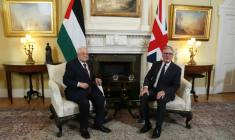 Le Premier ministre britannique Keir Starmer (d) et le président palestinien Mahmoud Abbas lors de leur rencontre au 10 Downing Street, le 8 septembre 2025 à Londres ( POOL / Jonathan Brady )