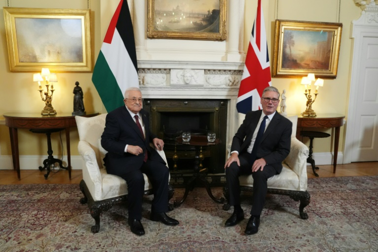 Le Premier ministre britannique Keir Starmer (d) et le président palestinien Mahmoud Abbas lors de leur rencontre au 10 Downing Street, le 8 septembre 2025 à Londres ( POOL / Jonathan Brady )
