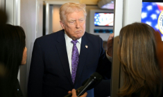 Le président américain Donald Trump parle à la presse à bord d'Air Force One avant son arrivée à la base aérienne Andrews près de Washington, le 30 novembre 2025 ( AFP / Jim WATSON )