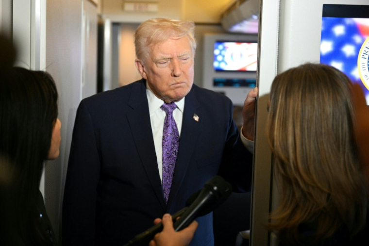 Le président américain Donald Trump parle à la presse à bord d'Air Force One avant son arrivée à la base aérienne Andrews près de Washington, le 30 novembre 2025 ( AFP / Jim WATSON )