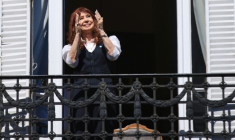 Cristina Kirchner applaudit ses partisans à son domicile de Buenos Aires, le 17 mars 2026 ( AFP / Emiliano Lasalvia )