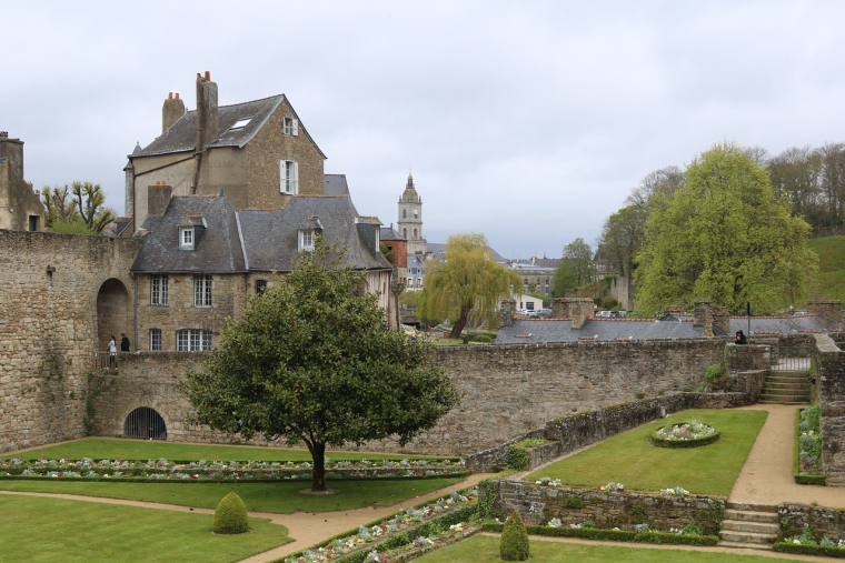 Selon les spécialistes, le développement des plateformes de location courte durée participe à la pénurie de logements en location dans le département. (Illustration) (Vdugrain / Pixabay)