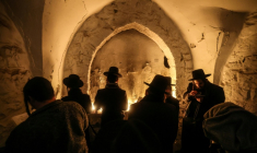 Des Juifs israéliens, parmi lesquels des ultranationalistes, des ultra-orthodoxes et des colons, prient au tombeau de Joseph, à Naplouse, dans le nord de la Cisjordanie occupée, le 29 janvier 2026 ( AFP / Menahem KAHANA )