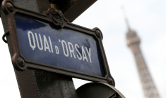 Une plaque de rue indiquant 'Quai d'Orsay' est vue près de la Tour Eiffel à Paris