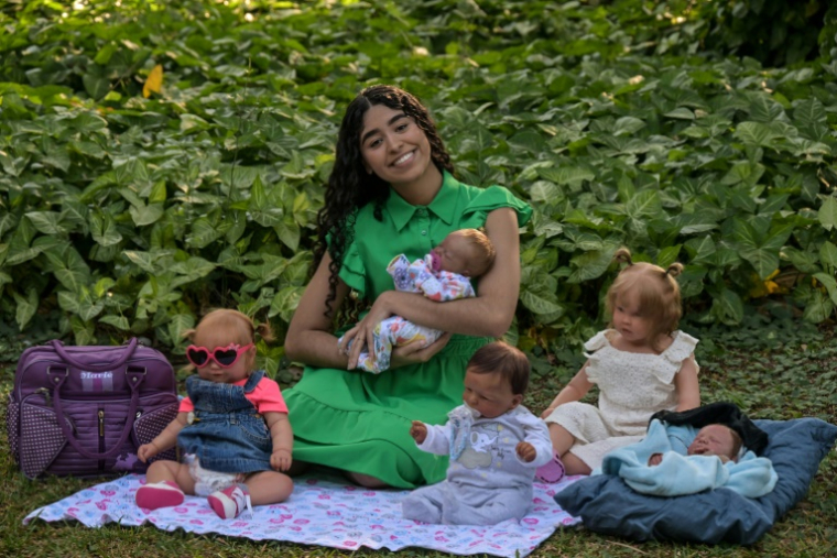 La youtubeuse Gabi Matos et sa collection de "bébés reborn" à Campinas, dans l'État de Sao Paulo, le 22 mai 2025 au Brésil ( AFP / Nelson ALMEIDA )