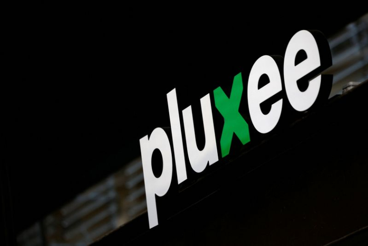 Le logo de Pluxee au siège de la société à Paris