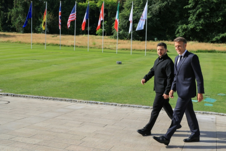 Le président Emmanuel Macron et le président ukrainien Volodymyr Zelensky au sommet du G7, le 16 juin 2026 à Evian, en France ( AFP / Ludovic MARIN )