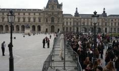 Des touristes massés devant des barrières de sécurité près du Louvre, à Paris, bloqué par des étudiants en art, le 19 octobre 2026 ( AFP / Dimitar DILKOFF )
