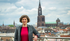 Jeanne Barseghian sur une terrasse du centre administratif de Strasbourg, le 12 mai 2023 ( AFP / PATRICK HERTZOG )