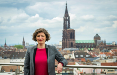 Jeanne Barseghian sur une terrasse du centre administratif de Strasbourg, le 12 mai 2023 ( AFP / PATRICK HERTZOG )