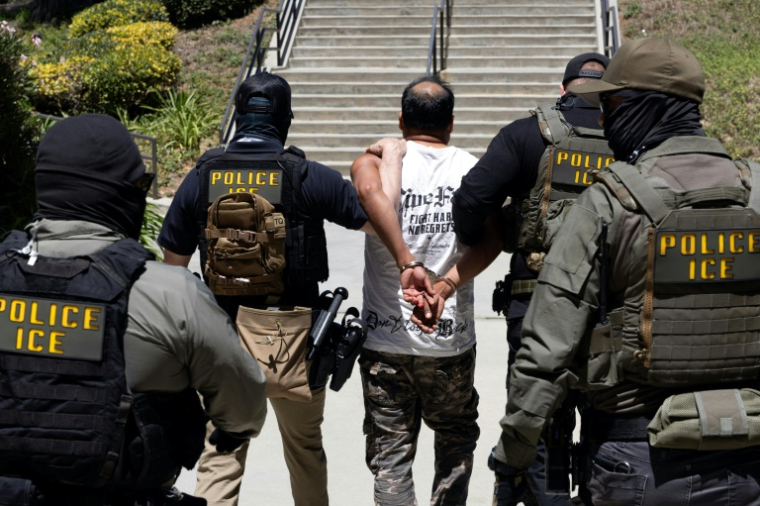 Des agents de la police américaine de l'immigration (ICE) emmènent un détenu à Ventura, en Californie, le 27 juillet 2026 ( AFP / Blake Fagan )