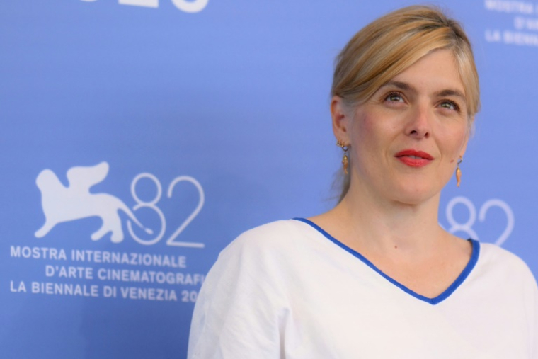 La réalisatrice française Valérie Donzelli lors d'un photocall pour le film "A pied d'oeuvre" à la 82e Mostra de Venise, le 29 août 2025 au Lido de Venise ( AFP / Tiziana FABI )