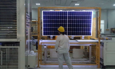 Une ouvrière effectue un contrôle qualité d'un module solaire dans une usine du fabricant d'équipements solaires en silicium monocristallin