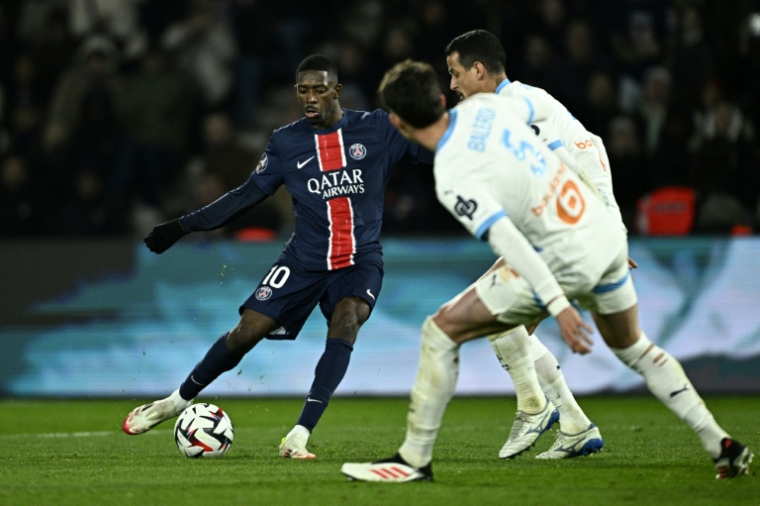 Ousmane Dembélé balle au pied lors d'un classique entre le PSG et l'OM, le 16 mars 2025 au Parc des Princes ( AFP / JULIEN DE ROSA )