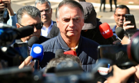 L'ancien président brésilien Jair Bolsonaro parle aux médias médias après avoir été équipé d'un bracelet électronique, le 18 juillet 2025 à Brasilia ( AFP / EVARISTO SA                   )