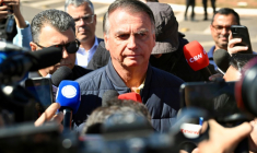 L'ancien président brésilien Jair Bolsonaro parle aux médias médias après avoir été équipé d'un bracelet électronique, le 18 juillet 2025 à Brasilia ( AFP / EVARISTO SA                   )