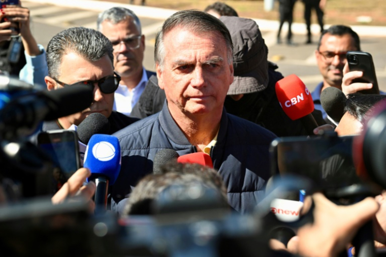 L'ancien président brésilien Jair Bolsonaro parle aux médias médias après avoir été équipé d'un bracelet électronique, le 18 juillet 2025 à Brasilia ( AFP / EVARISTO SA                   )