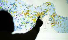 Un personne devant un écran affichant les mouvements des navires dans le détroit d'Ormuz sur un site web de suivi des navires, le 4 mai 2026 à Nicosie, à Chypre ( AFP / - )