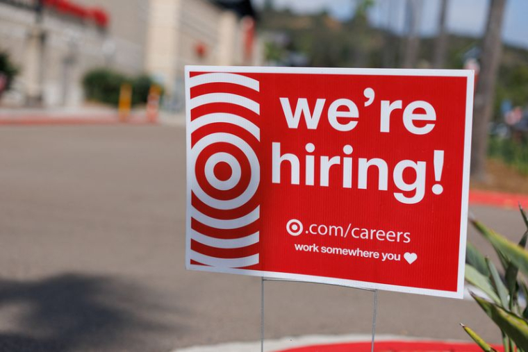 Panneau « Nous recrutons » devant le magasin Target d'Encinitas