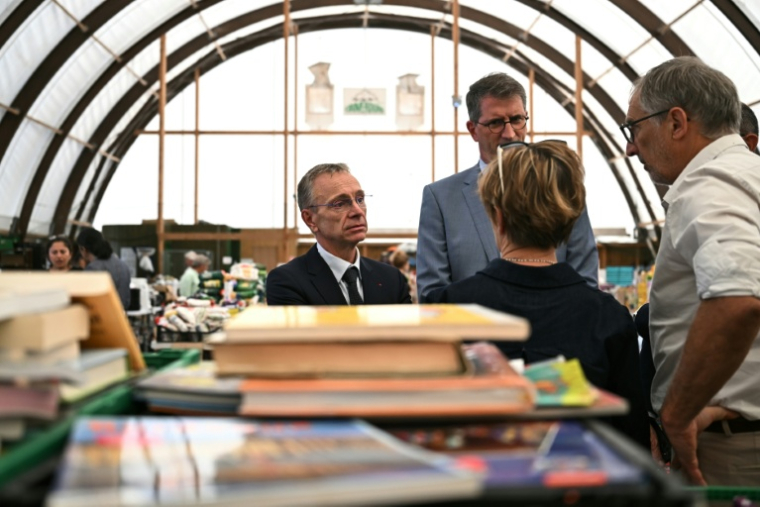 Le recteur de l'académie de Bordeaux Jean-Marc Huart (à gauche) en visite dans un court de tennis transformé en centre de stockage de dons au Porge le 31 août 2026, en compagnie du maire de la commune girondine Martial Zaninetti (à droite) ( AFP / Christophe ARCHAMBAULT )