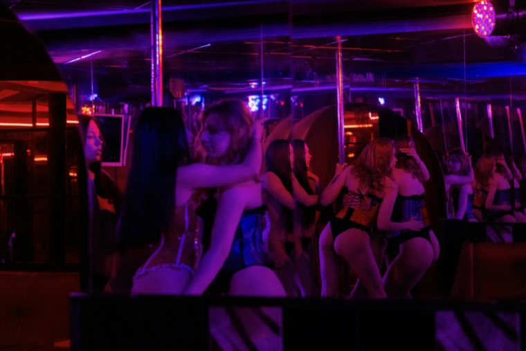 Les danseuses du club de strip-tease "Flash Dancers" lors d'une représentation, le 15 mai 2025 à Kharkiv, en Ukraine ( AFP / Tetiana DZHAFAROVA )