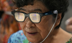 Une femme âgée en train d’essayer une paire de lunettes Rokid à intelligence artificielle à la Seoul Open City University, à Séoul, le 16 juillet 2026 ( AFP / Jade GAO )
