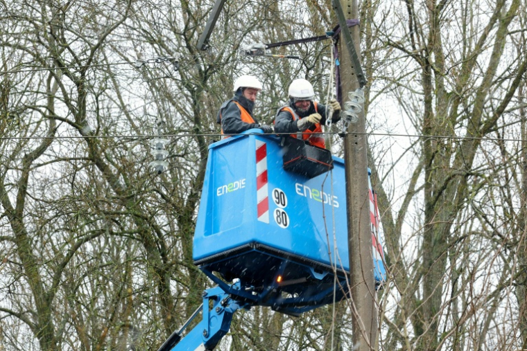 Réparations sur le réseau Enedis à Duisans,dans le département du Pas-de-Calais, en région Hauts-de-France, le 9 janvier 2026, après des intempéries.  ( AFP / Francois LO PRESTI )