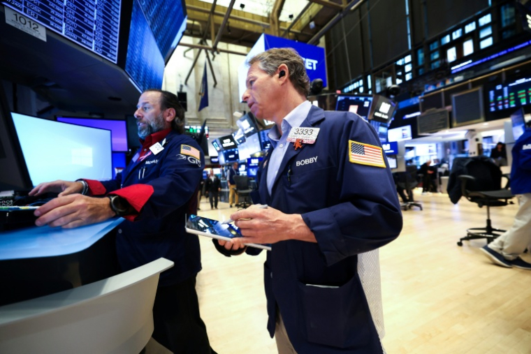 Des opérateurs à la Bourse de New York le 13 octobre 2025 ( AFP / TIMOTHY A. CLARY )