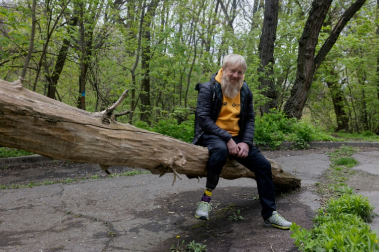 L'ancien combattant Viatcheslav Kaïstro dans un parc de Dnipro, en Ukraine, le 22 avril 2026 ( AFP / Tetiana DZHAFAROVA )