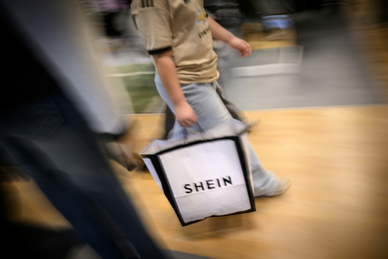 Des clients sortent de chez Shein au BHV d'Angers, le 25 février 2026 ( AFP / Loic VENANCE )