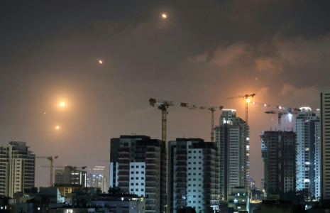 La défense anti-aérienne israélienne en action au-dessus de Netanya, dans le centre d'Israël, le 13 juin 2025 ( AFP / JACK GUEZ )