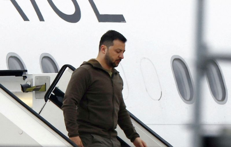 Le président ukrainien Volodymyr Zelenskiy à l'aéroport d'Hiroshima, au Japon