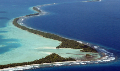 Vue aérienne de l'atoll de Funafuti, dans l'archipel des Tuvalu, le 19 février 2004 ( AFP / TORSTEN BLACKWOOD )