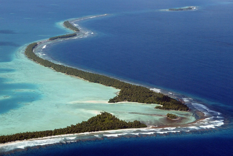 Vue aérienne de l'atoll de Funafuti, dans l'archipel des Tuvalu, le 19 février 2004 ( AFP / TORSTEN BLACKWOOD )