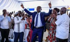 Le président élu du Gabon Brice Clotaire Oligui Nguema (Centre) lève les doigts au ciel, le 13 avril 2025 à Libreville, lors de l'annonce des résultats de l'élection présidentielle qui a mis fin à 19 mois de transition dans le pays ( AFP / Daniel BELOUMOU OLOMO )