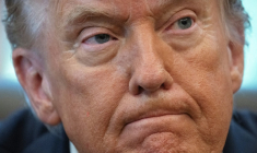 Le président américain Donald Trump parle à la presse dans le Bureau ovale de la Maison Blanche à Washington, le 6 octobre 2025 ( AFP / Jim WATSON )