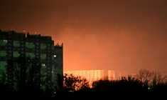 La lumière des explosions est visible à Kiev au cours d'une attaque de missiles et de drones sur la capitale, le 14 novembre 2025 ( AFP / Sergei SUPINSKY )