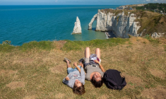 (Une mère et son fils contemplant le ciel près des falaises d'Etretat - Crédits photo : Adobe Stock)