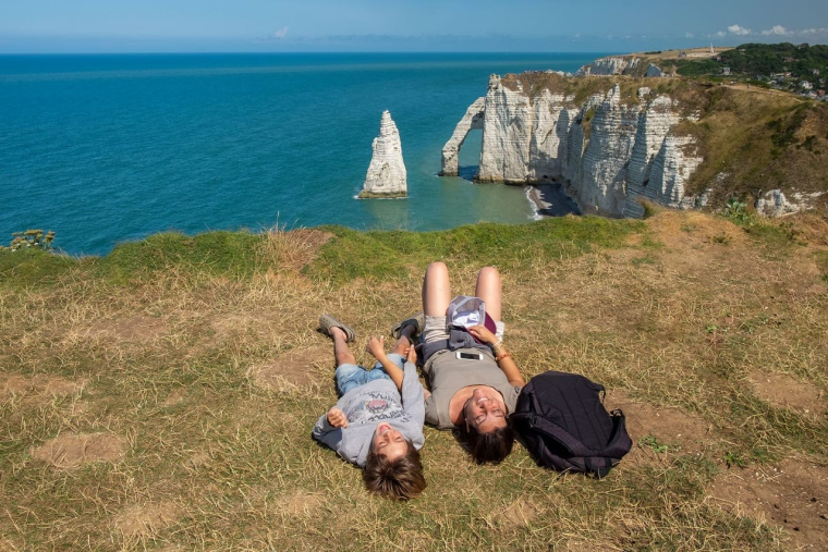(Une mère et son fils contemplant le ciel près des falaises d'Etretat - Crédits photo : Adobe Stock)