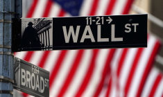 Une enseigne de Wall Street est photographiée à l'extérieur de la Bourse de New York, à New York