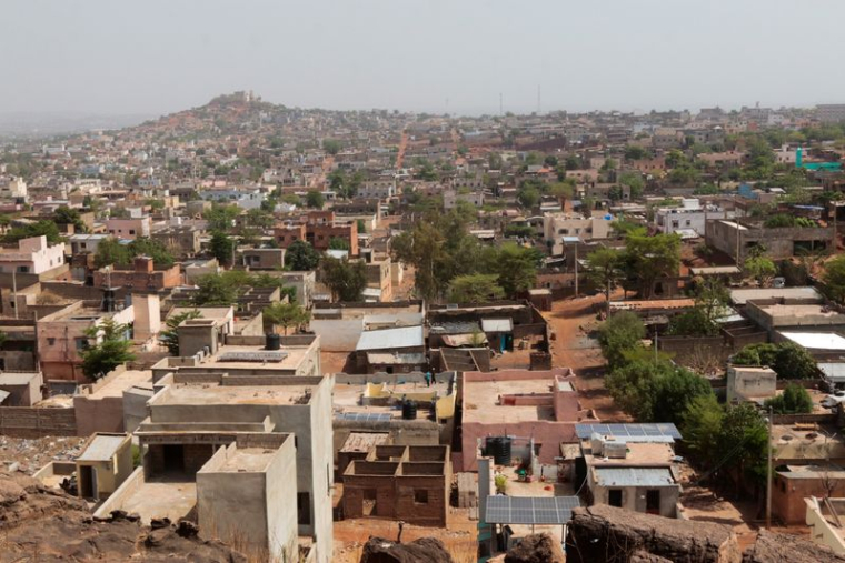 Des insurgés attaquent des bases militaires à travers le Mali