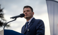 Le candidat d'extrême droite à la présidence polonaise, Slawomir Mentzen, en campagne à Varsovie, le 10 mai 2025, en Pologne ( AFP / Wojtek RADWANSKI )