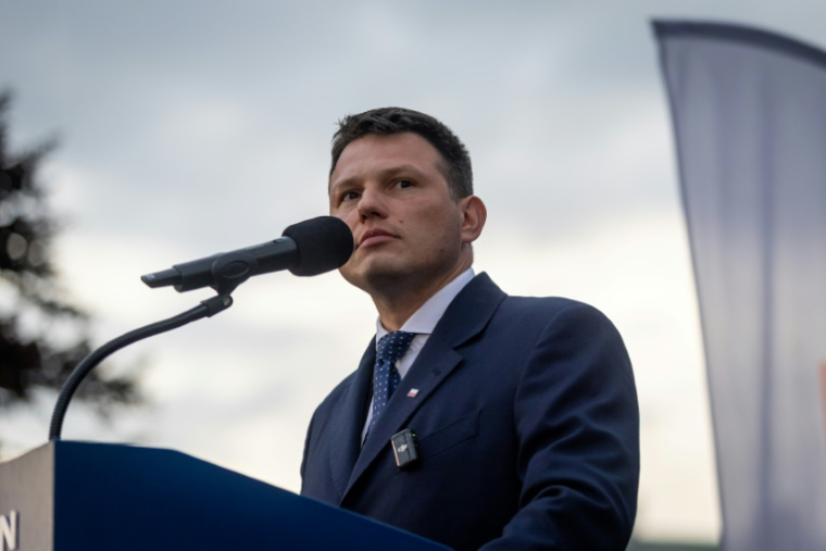 Le candidat d'extrême droite à la présidence polonaise, Slawomir Mentzen, en campagne à Varsovie, le 10 mai 2025, en Pologne ( AFP / Wojtek RADWANSKI )