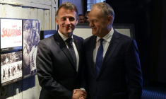 Emmanuel Macron et Donald Tusk à Gdansk, en Pologne, le 20 avril 2026, lors de la visite d'une exposition sur le syndicat Solidarnosc ( AFP / Ludovic MARIN )