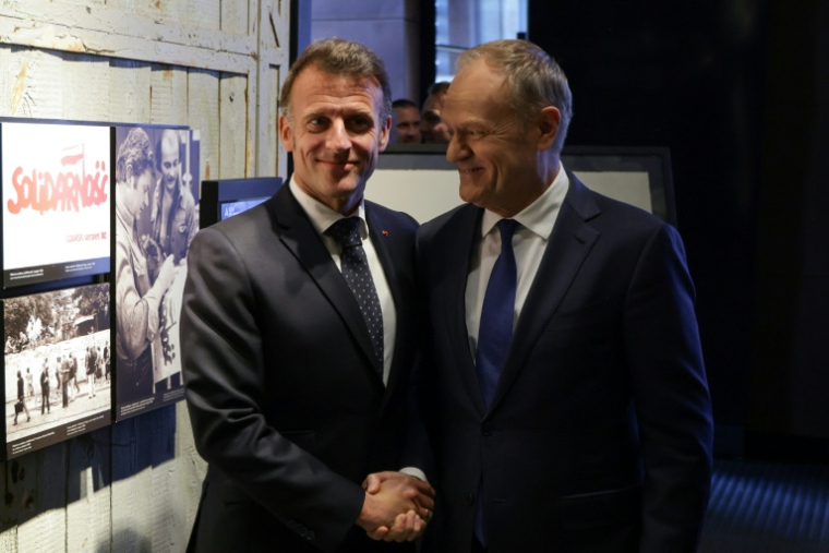Emmanuel Macron et Donald Tusk à Gdansk, en Pologne, le 20 avril 2026, lors de la visite d'une exposition sur le syndicat Solidarnosc ( AFP / Ludovic MARIN )