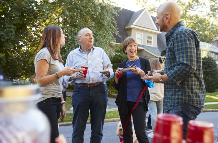 (Crédits photo : Adobe Stock - Personnes d'un même quartier participant à un moment convivial lors de la fête des voisins)
