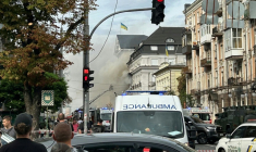Les secours interviennent à Kiev en Ukraine au siège du service de sécurité (SBU) après l'attaque d'un drone russe sur le bâtiment, le 4 septembre 2026 ( AFP / Maryke VERMAAK )