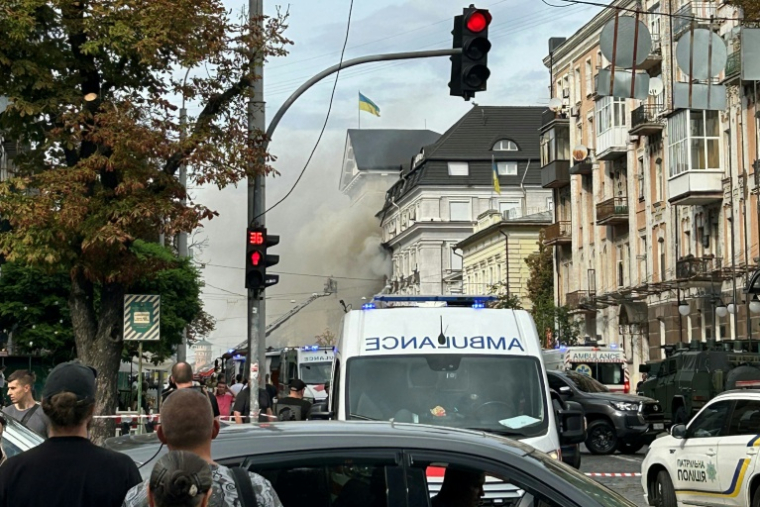 Les secours interviennent à Kiev en Ukraine au siège du service de sécurité (SBU) après l'attaque d'un drone russe sur le bâtiment, le 4 septembre 2026 ( AFP / Maryke VERMAAK )